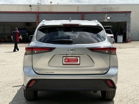 Used 2024 Toyota Highlander XLE FWD image 5