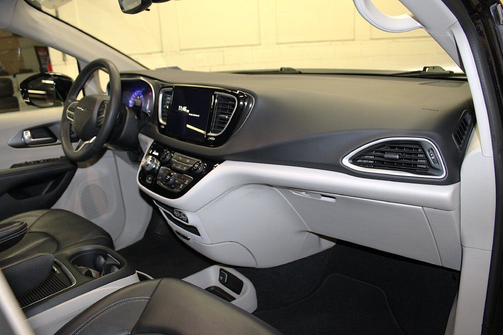 Certified 2024 Chrysler Pacifica Touring-L FWD image 28