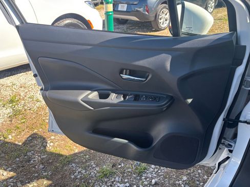 Used 2025 Nissan Versa SV image 18