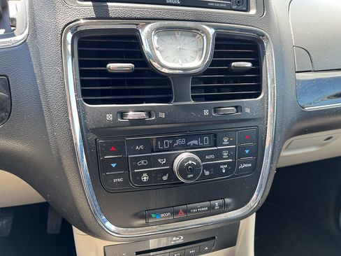 Used 2013 Chrysler Town & Country Touring-L w/ Driver Convenience Group FWD image 24