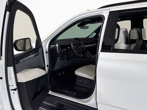 Used 2025 Cadillac Escalade ESV V AWD/4WD image 12