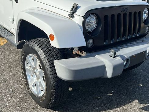 Used 2017 Jeep Wrangler Unlimited Sahara w/ Connectivity Group image 13