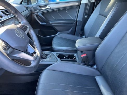 Used 2022 Volkswagen Tiguan SE w/ Panoramic Sunroof Package image 9