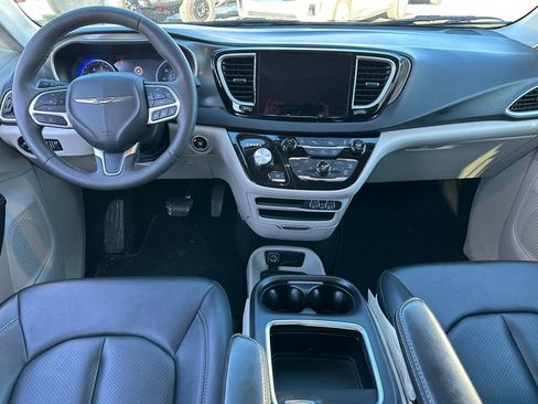 Used 2024 Chrysler Pacifica Touring-L image 14
