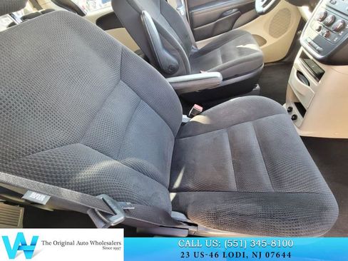 Used 2019 Dodge Grand Caravan SE w/ UConnect Hands-Free Group image 17