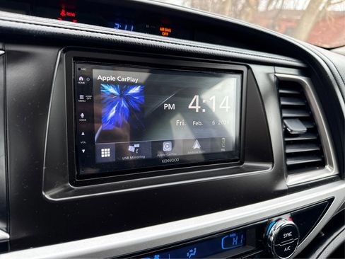 Used 2017 Toyota Highlander SE image 16