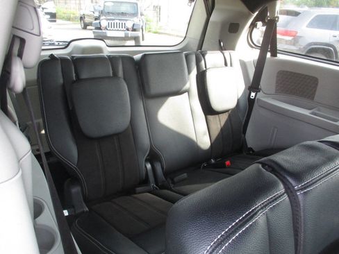 Used 2020 Dodge Grand Caravan SXT image 38