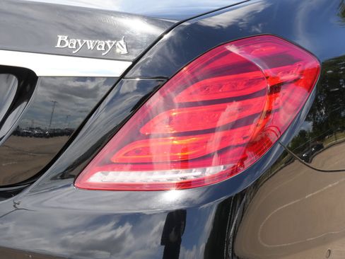 Used 2017 Mercedes-Benz S 550 Sedan image 21