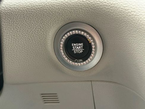 Used 2020 Chrysler Pacifica Limited image 54