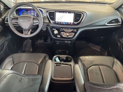 Used 2023 Chrysler Pacifica Touring-L w/ Uconnect Theater Family Group image 20