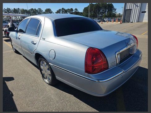 Used 2005 Lincoln Town Car Signature Limited RWD image 3