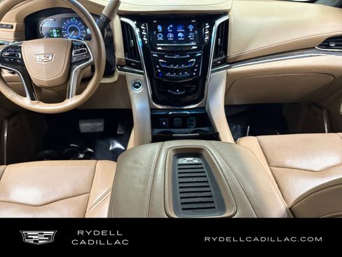 Used 2018 Cadillac Escalade Platinum AWD/4WD image 12