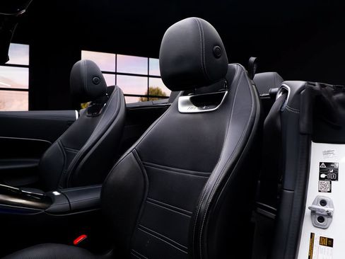 Used 2022 Mercedes-Benz SL 55 AMG 4MATIC w/ Driver Assistance Package image 35