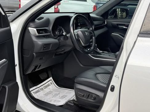 Used 2022 Toyota Highlander XSE FWD image 13