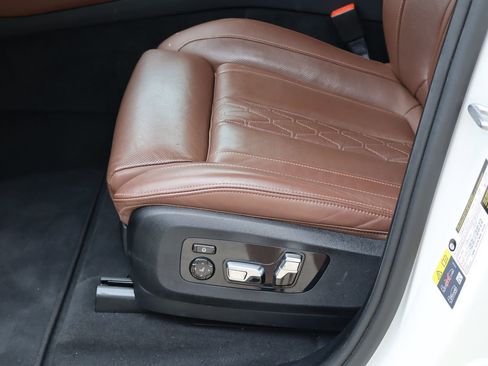 Used 2025 BMW X5 xDrive50e AWD/4WD image 14
