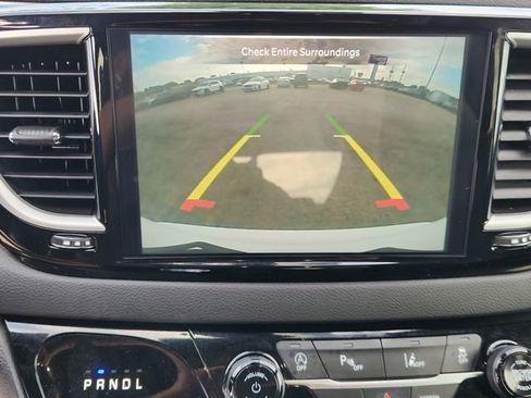 Used 2025 Chrysler Pacifica Select FWD image 17