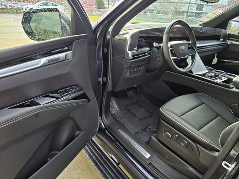 New 2026 Cadillac Escalade ESV Sport w/ LPO, ONYX Package image 23