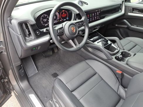 Certified 2024 Porsche Cayenne image 3