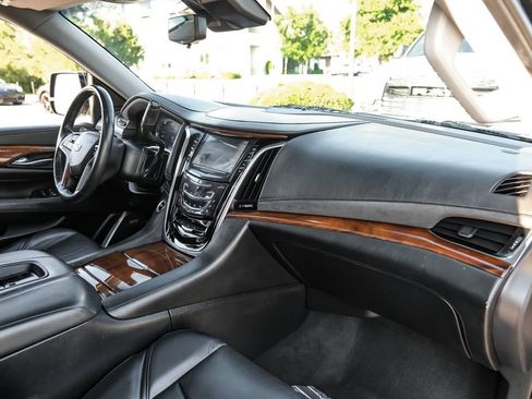 Used 2018 Cadillac Escalade Luxury RWD image 10