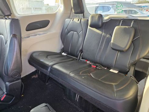 Used 2017 Chrysler Pacifica Touring-L image 13