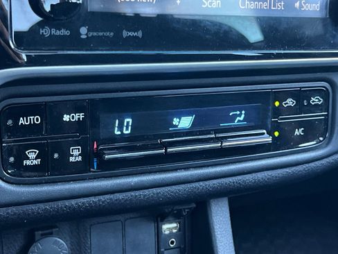 Used 2018 Toyota Corolla LE FWD image 28