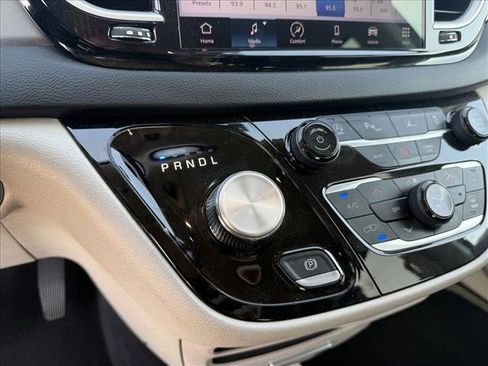 Used 2023 Chrysler Pacifica Touring-L FWD image 12