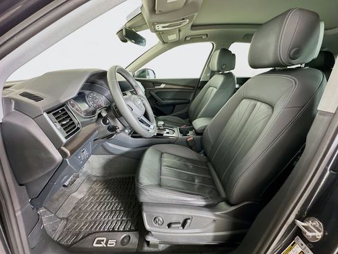 Used 2024 Audi Q5 Premium w/ Convenience Package image 13