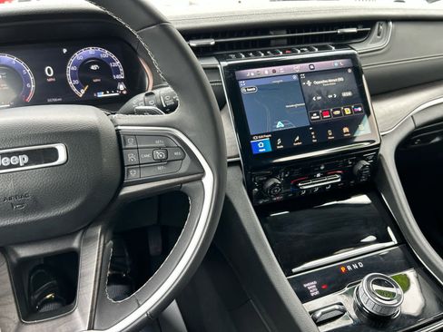 Used 2023 Jeep Grand Cherokee Limited w/ Black Appearance Package image 27