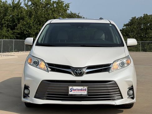 Used 2019 Toyota Sienna XLE w/ XLE Navigation Package FWD image 7