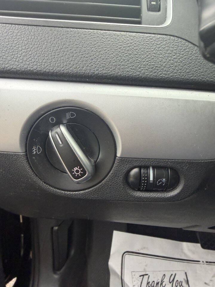 Used 2011 Volkswagen Jetta SEL FWD image 11
