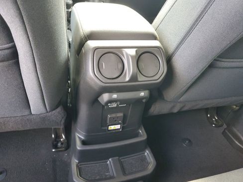 Used 2025 Jeep Wrangler Unlimited Sahara AWD/4WD image 11