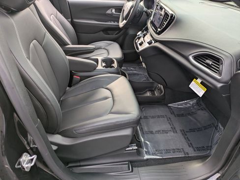 New 2026 Chrysler Pacifica Select FWD image 32