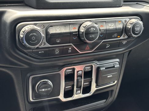 Used 2019 Jeep Wrangler Unlimited Sahara AWD/4WD image 28