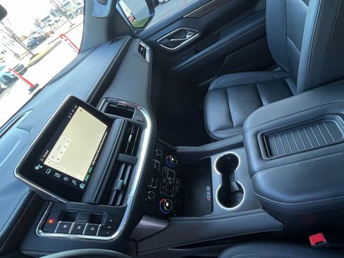 Used 2024 Chevrolet Suburban LT image 30