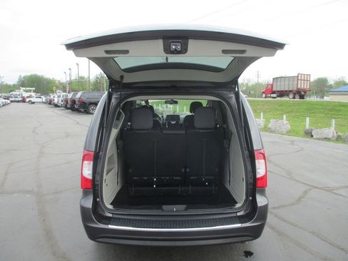 Used 2016 Chrysler Town & Country Touring image 9