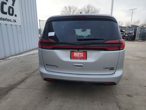 New 2026 Chrysler Pacifica Limited w/ S Appearance Package image 18