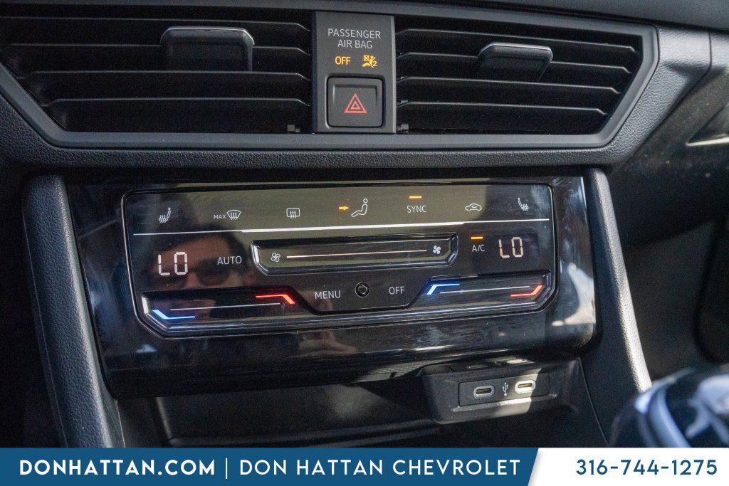 Used 2025 Volkswagen Jetta SE FWD image 9