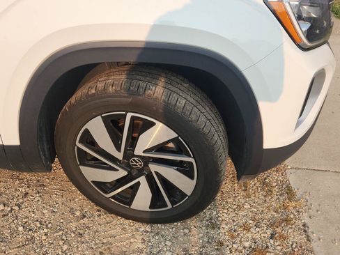 Used 2024 Volkswagen Atlas SE AWD/4WD image 2
