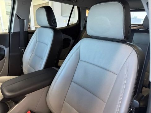 Used 2024 GMC Terrain SLT AWD/4WD image 12