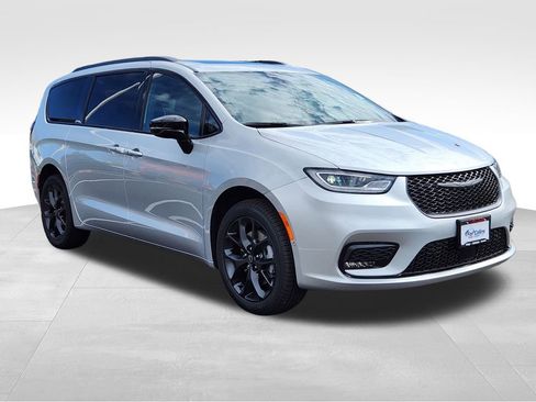 New 2026 Chrysler Pacifica Limited w/ S Appearance Package image 4