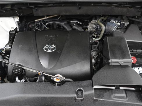 Used 2018 Toyota Highlander XLE AWD/4WD image 30
