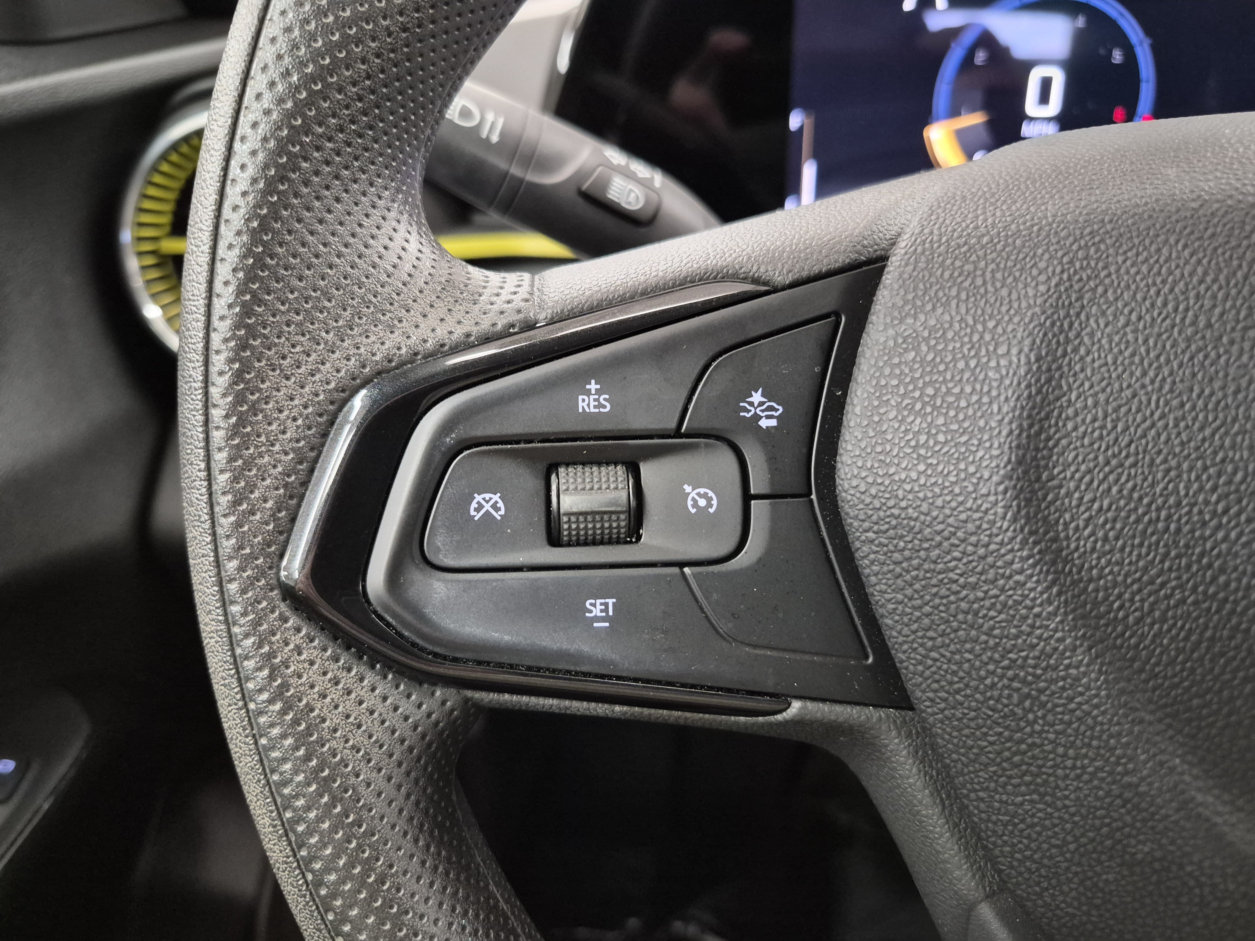 Used 2025 Chevrolet Trax LT FWD image 19