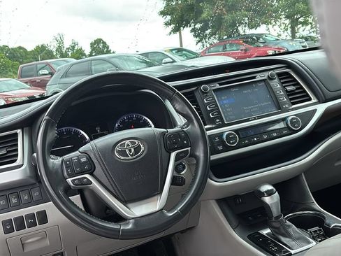 Used 2014 Toyota Highlander Limited w/ Driver Technology Package AWD/4WD image 13