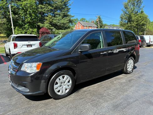 Used 2019 Dodge Grand Caravan SE FWD image 2