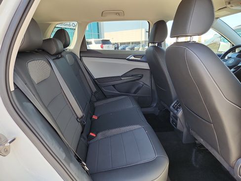 Used 2024 Volkswagen Taos SE w/ MDO Package FWD image 13