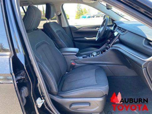 Used 2023 Jeep Grand Cherokee Laredo w/ Luxury Tech Group I AWD/4WD image 16