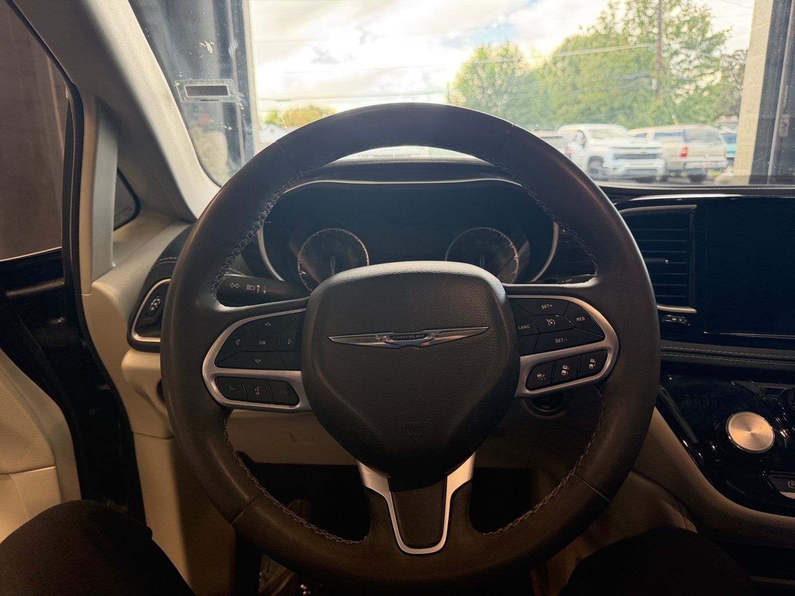 Used 2023 Chrysler Pacifica Limited FWD image 9