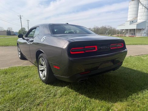 Used 2015 Dodge Challenger SXT image 7