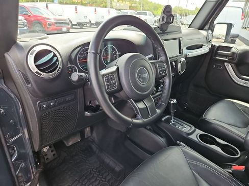 Used 2016 Jeep Wrangler Unlimited Rubicon w/ Connectivity Group AWD/4WD image 10