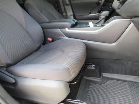 Used 2022 Toyota Highlander LE image 10